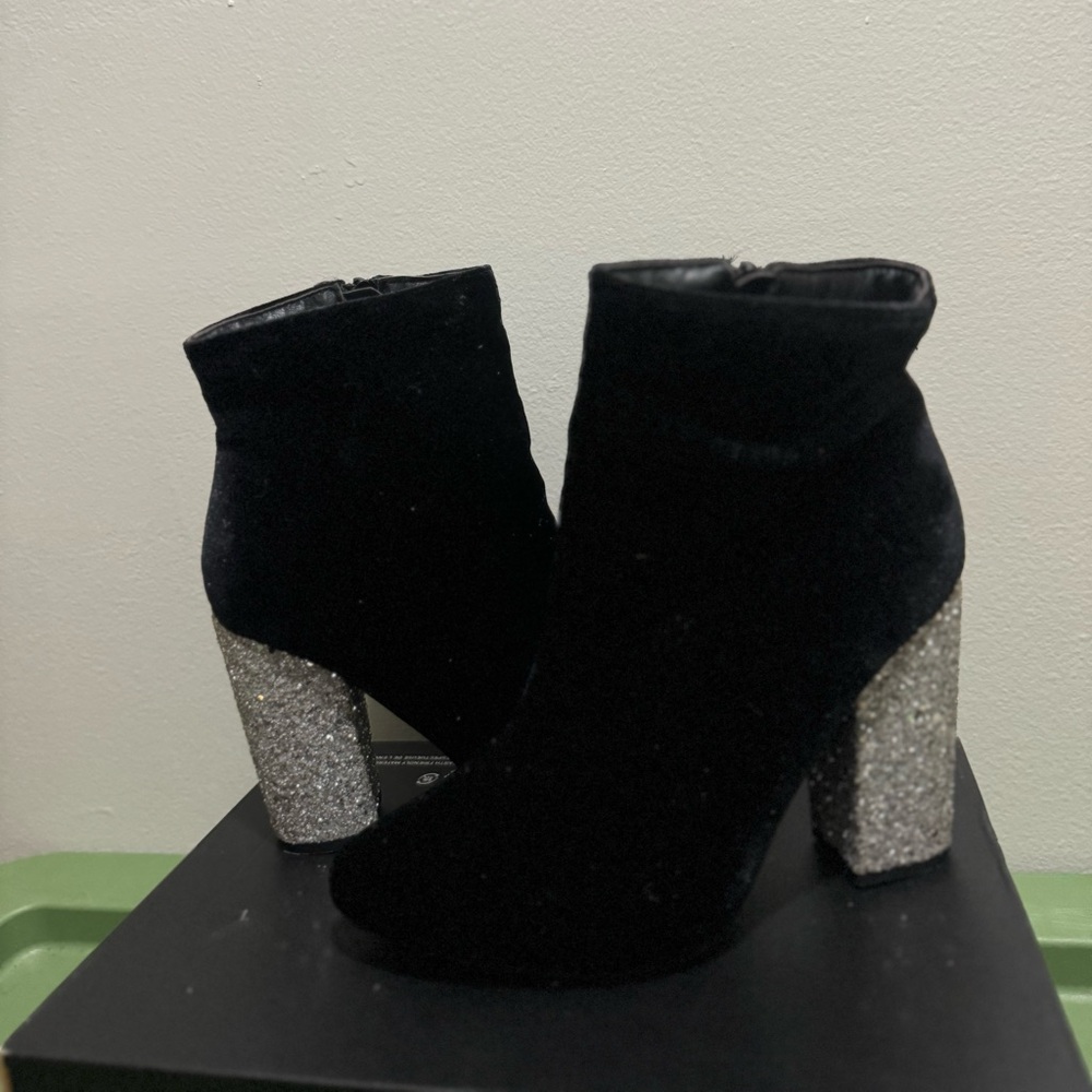 Suede Black Booties
Glitter Heels 
Size 10
Pointed Toe